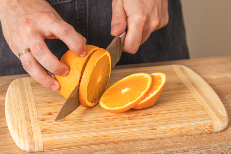 Orange in Scheiben schneiden