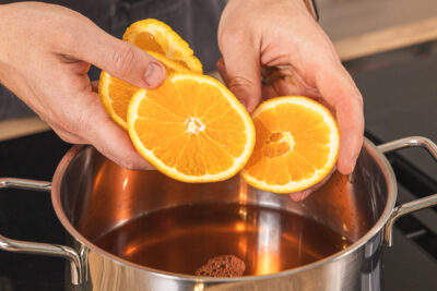 Orangenscheiben dazugeben