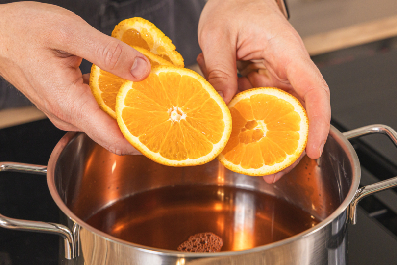 Orangenscheiben dazugeben