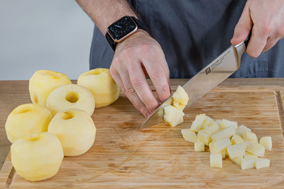Äpfel in Stücke schneiden