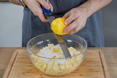 Äpfel mit Zitrone und Zucker mischen