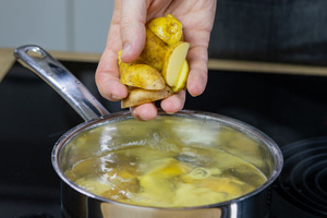 Kartoffeln in Salzwasser kochen
