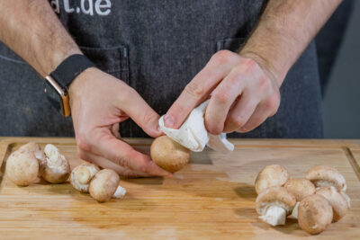 Champignons putzen