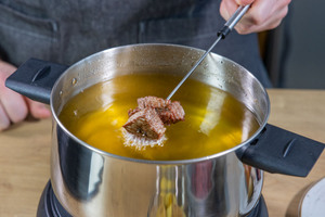 Fleisch im Öl-Fondue garen