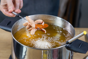 Wiener im Fondue mit Öl garen