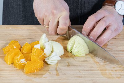 Orangen und Zwiebeln schneiden