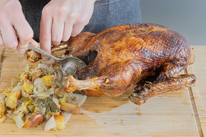 Füllung aus dem Entenbraten entfernen
