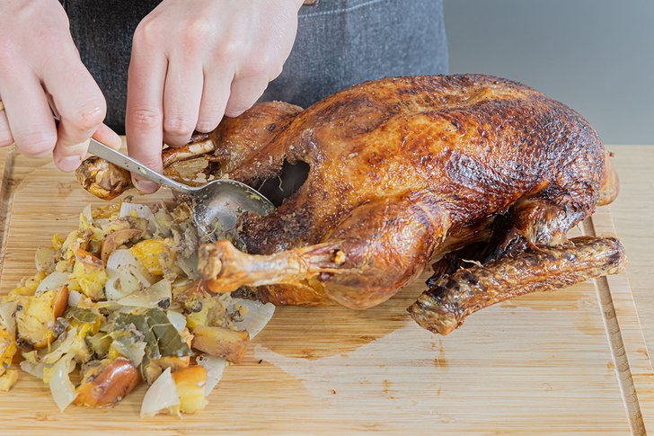 Füllung aus dem Entenbraten entfernen