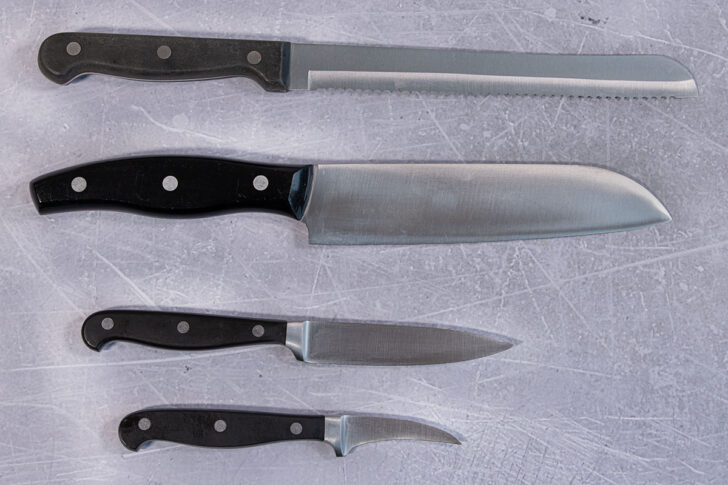Wichtige Küchenutensilien: Brotmesser, Fleischmesser, kleines Messer, Obstmesser 