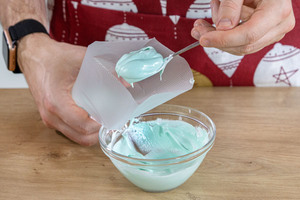 Royal Icing in Spritzbeutel geben