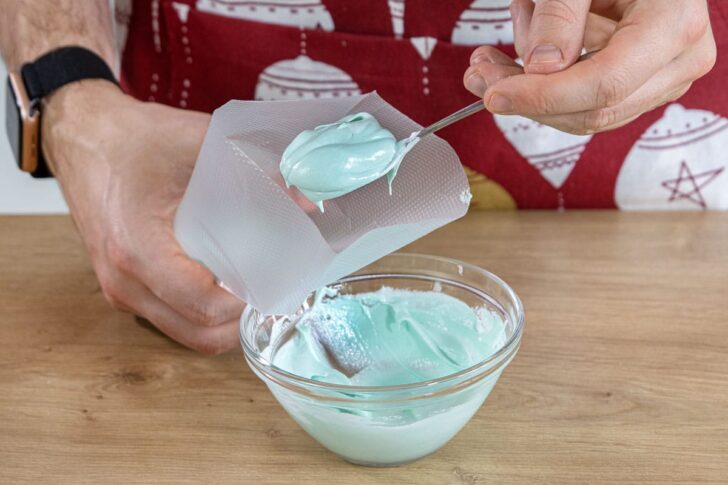 Royal Icing in Spritzbeutel geben