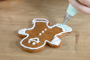 Lebkuchenmänner verzieren