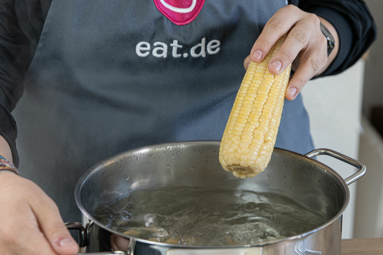 Maiskolben aus der Pfanne mit Butter und Kräutersalz Rezept eat.de
