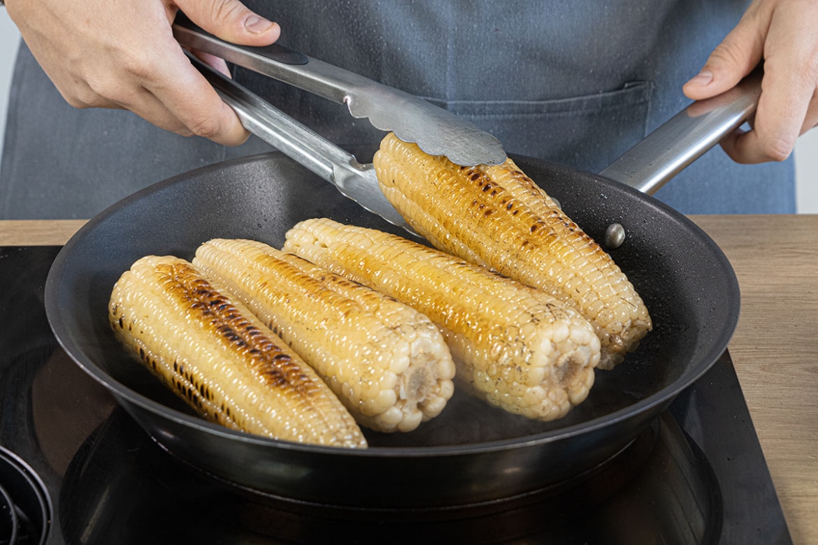 Maiskolben aus der Pfanne mit Butter und Kräutersalz Rezept
