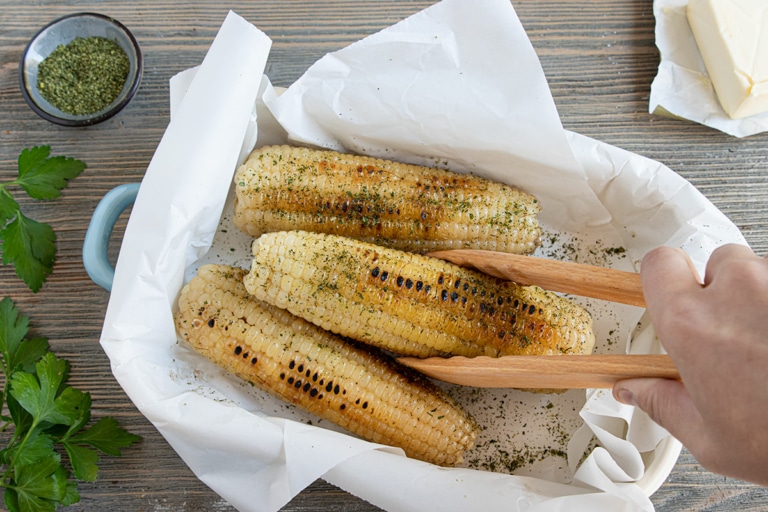 Maiskolben aus der Pfanne mit Butter und Kräutersalz Rezept eat.de