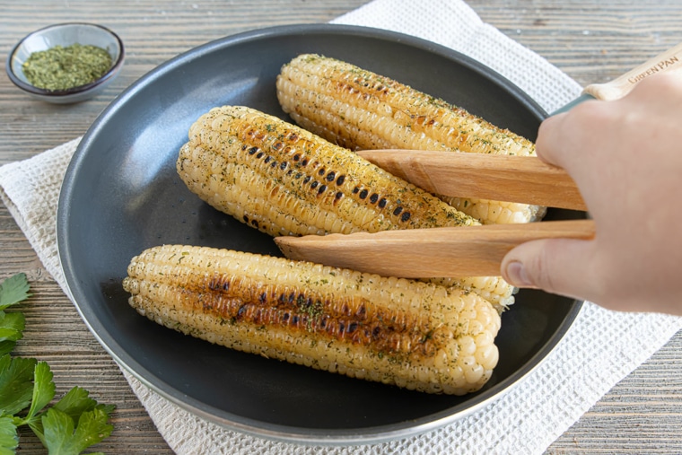 Maiskolben aus der Pfanne mit Butter und Kräutersalz Rezept eat.de