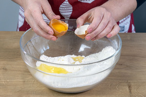 Eier in die Schüssel geben