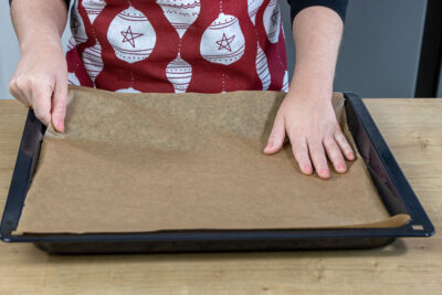 Backblech mit Backpapier auslegen