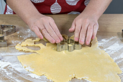 Butterplätzchen ausstechen