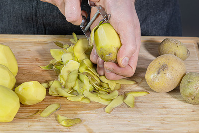 Kartoffeln schälen und kochen