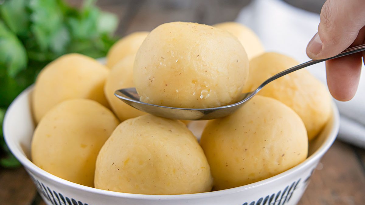 Gekochte Kartoffelknödel nach Omas Rezept