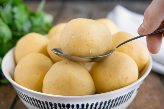 Gekochte Kartoffelknödel nach Omas Rezept