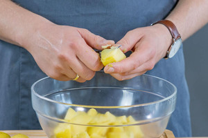 Kartoffeln in mundgerechte Stücke schneiden
