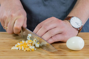 Eier klein schneiden