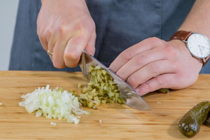Zwiebel und Gurke klein schneiden