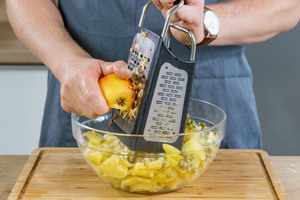 Apfel fein reiben