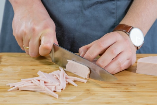 Fleischwurst in Streifen schneiden