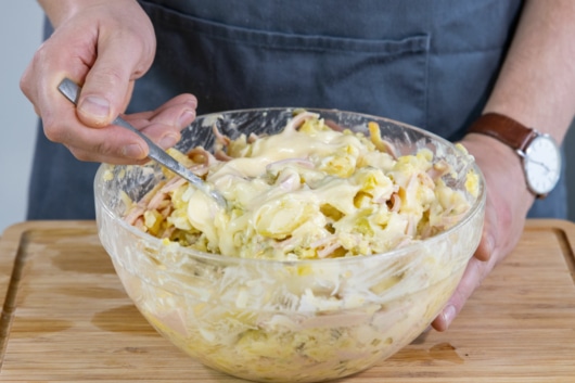 Mayonnaise unter Kartoffelsalat rühren