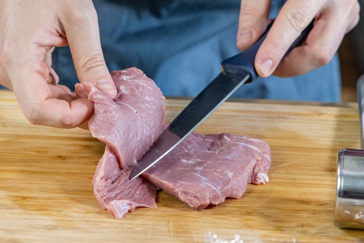 Fleisch mit Schmetterlingsschnitt zerteilen