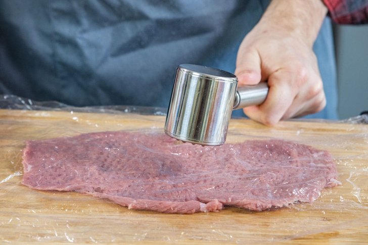 Schnitzel platt klopfen