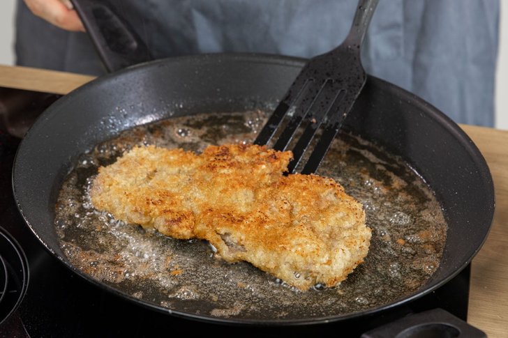 Kalbsschnitzel in Pfanne braten
