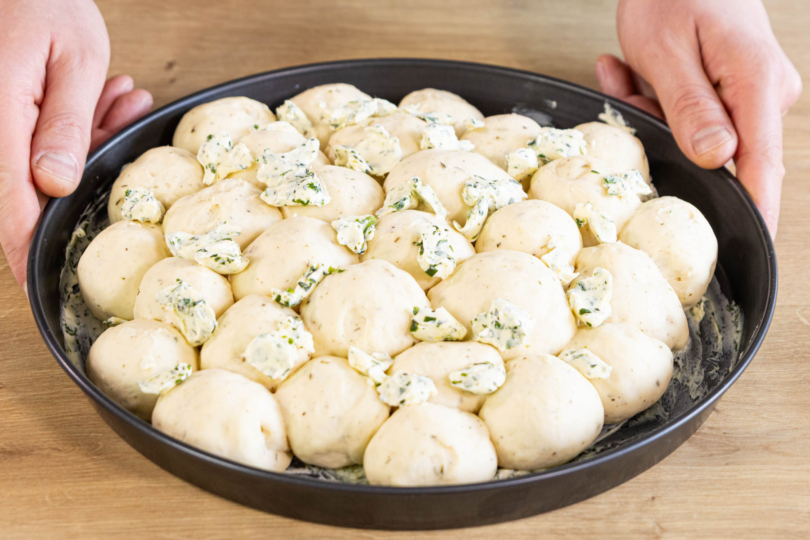 Partysonne mit Kräuterbutter bestreichen