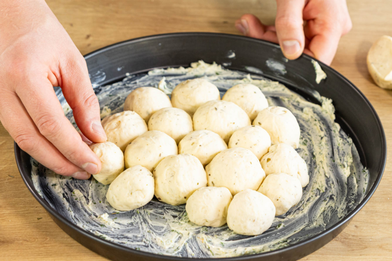 Teiglinge auf dem Backblech verteilen