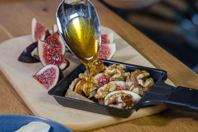 Honig zum Raclette geben