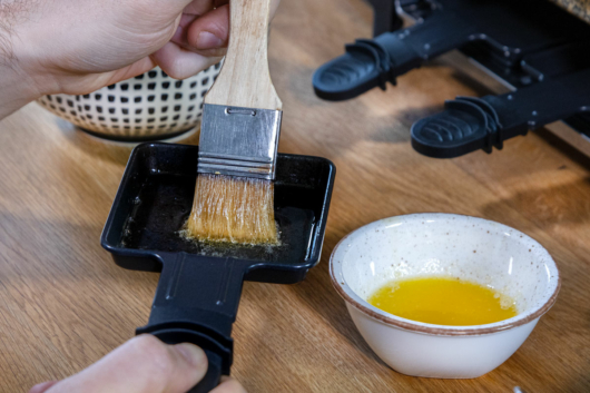 Pfanne mit Öl bepinseln