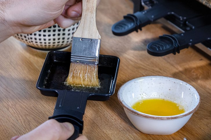 Pfanne mit Öl bepinseln