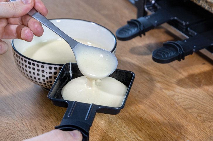 Teig in das Pfännchen geben