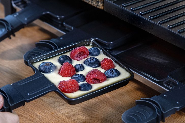 Pfännchen in den Grill schieben