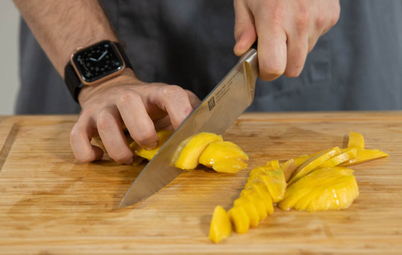 Mango für das Raclette in Streifen schneiden