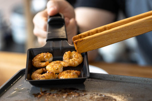 Garnelen in das Raclette Pfännchen geben