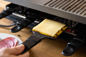 Das Raclette Pfännchen in den Grill schieben