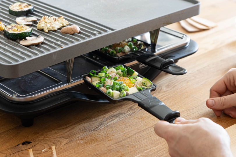 Pfännchen in den Raclette Grill schieben