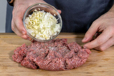 Hackfleisch mit Zwiebeln mischen