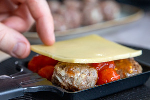 Käse ins Raclettepfännchen legen