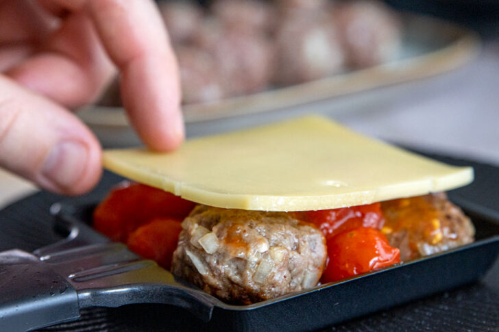 Käse ins Raclettepfännchen legen