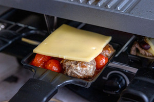 Pfännchen in den Raclette Grill schieben